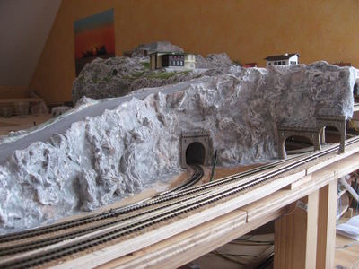 fixation portail de tunnel modélisme